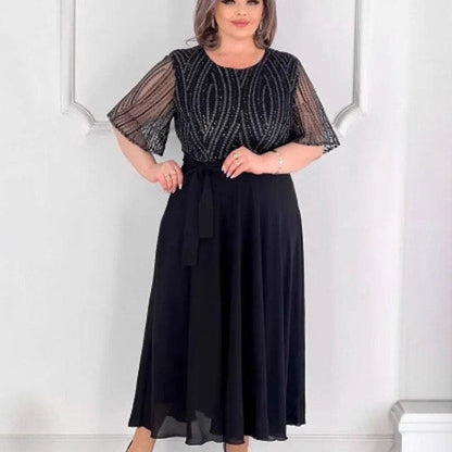 Rochie neagră cu gât rotund și talie strânsă, cu strasuri