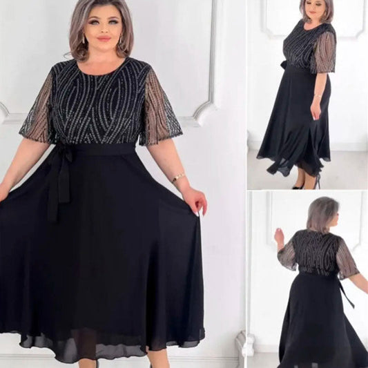 Rochie neagră cu gât rotund și talie strânsă, cu strasuri