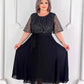 Rochie neagră cu gât rotund și talie strânsă, cu strasuri