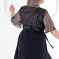 Rochie neagră cu gât rotund și talie strânsă, cu strasuri